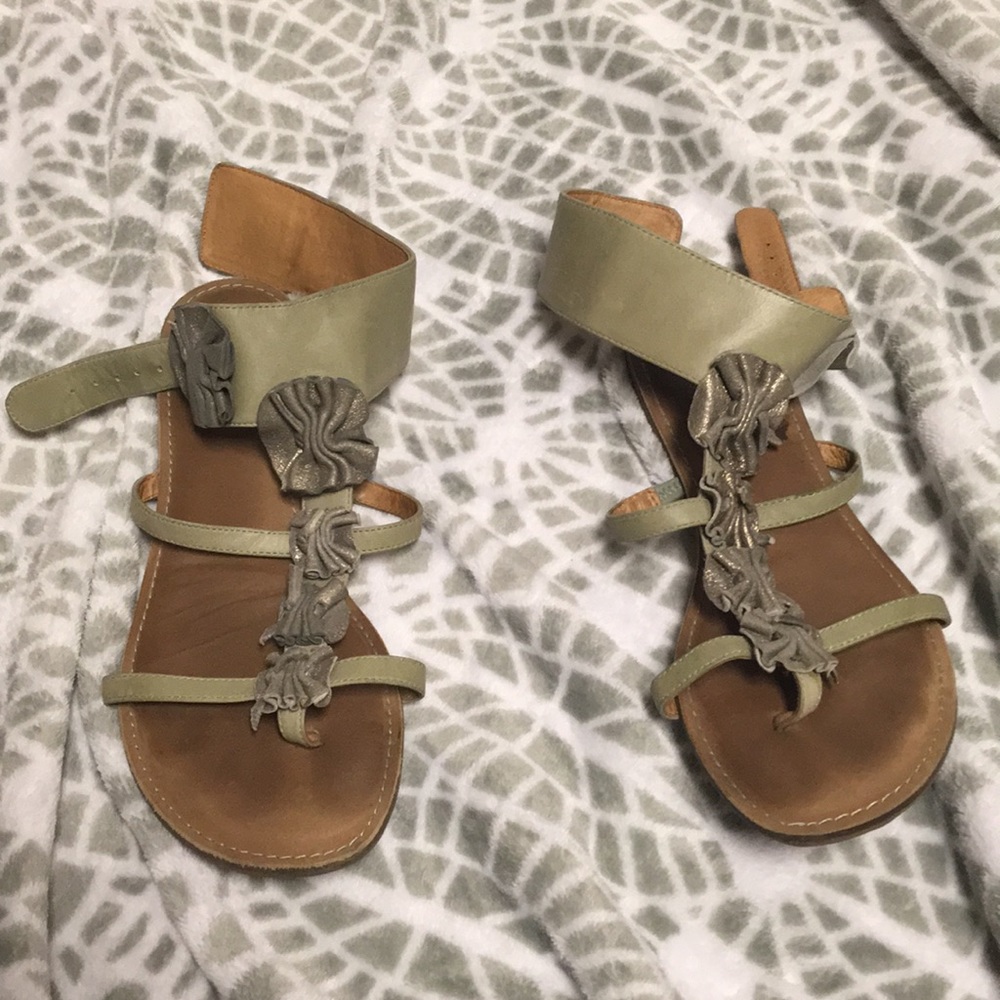 Sandals that have a cuff around the ankle